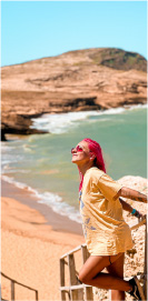 Viajera disfrutando de una playa colombiana